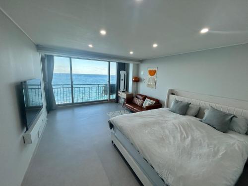 # 삼척 바다정원 Ocean STAY # 삼척항1분 # 솔비치5분 # 장호항20분 # Free Bikes (# 삼척 바다정원 Ocean STAY # 삼척항1분 # 솔비치5분 # 장호항20분 # Free Bikes) in ชองซัง-ดง