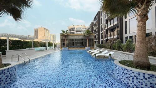 Upscale 2BR with Private Terrace & Pool View, Dubaj