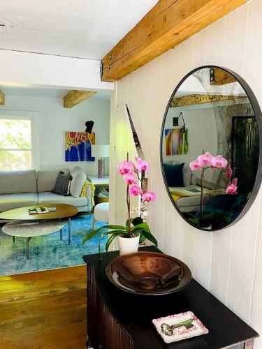 Modern Cottage Perfect for Glamping in New York State in Стон Рідж