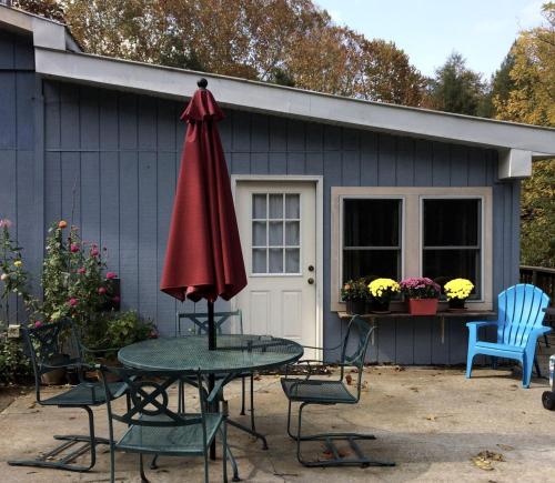 Cozy Studio Cabin Rental with Hot Tub Perfect for Glamping in Ohio