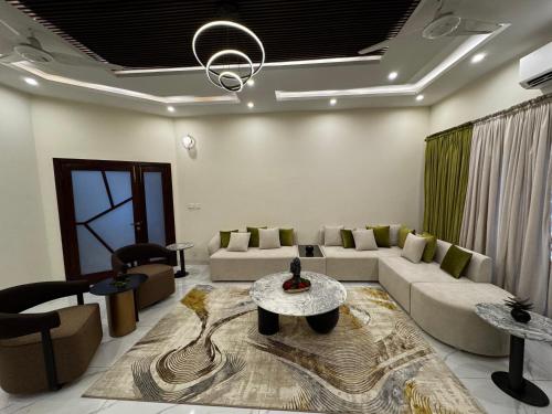 LAHORE VILLA 1 Kanal Ground floor 2 beds, 2 bath, 1 living room, dinning area, kitchen - Lahore