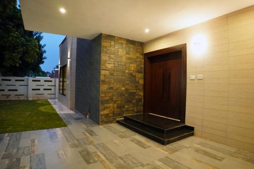 LAHORE VILLA 1 Kanal Ground floor 2 beds 2 bath 1 living room Kitchen dinning room - image 2