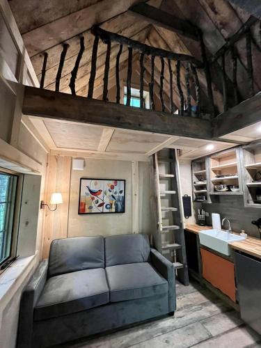 Eco-Friendly, Abstract Treehouse Surrounded by Wildlife and Hiking Trails For a Special Getaway in S in 傑維斯港