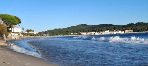 strand, Anatole - T3 - Moderne - Climatisé - 1er étage - Très grande terrasse - Vue magnifique et dégagée (Anatole - T3 - Moderne - Climatise - 1er etage - Tres grande terrasse 35 M2 - Vue magnifique et dega) in Saint Mandrier Sur Mer