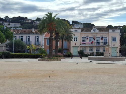 Anatole - T3 - Moderne - Climatisé - 1er étage - Très grande terrasse - Vue magnifique et dégagée (Anatole - T3 - Moderne - Climatise - 1er etage - Tres grande terrasse 35 M2 - Vue magnifique et dega) in Saint Mandrier Sur Mer