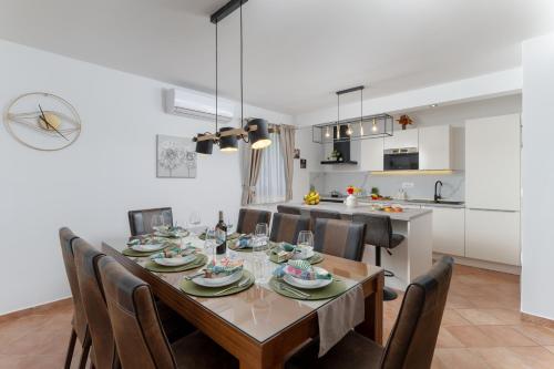 Villa San Martino With Heated Pool , Outside Jacuzzi & Hydromassage bathub in Martinski