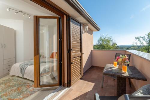 Villa San Martino With Heated Pool , Outside Jacuzzi & Hydromassage bathub in Martinski