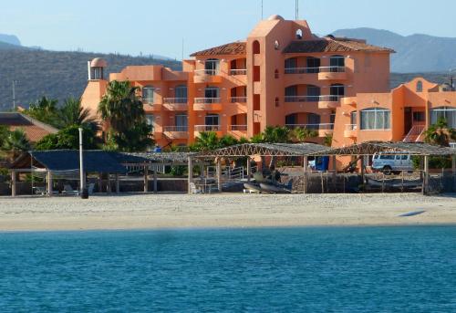Club Cantamar Beach Hotel & Marina
