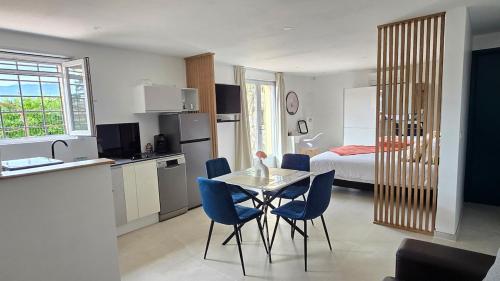 appartement indépendant rez de chaussée de villa (appartement independant rez de chaussee de villa) in La Roquette-sur-Siagne