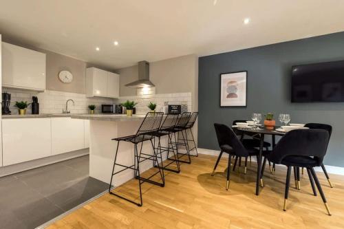 Central 2 Beds with Free Parking, Liverpool (photo 7)