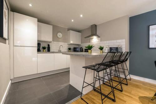 Central 2 Beds with Free Parking, Liverpool (photo 10)