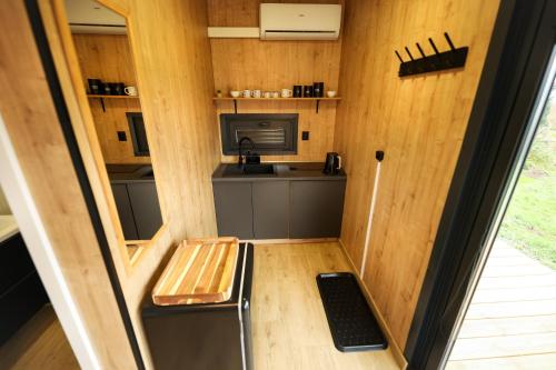 Konyha, ermiglamping in Jince