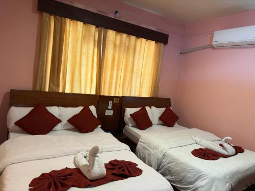 The hotel mountain Taplejung - Tap to explore photos