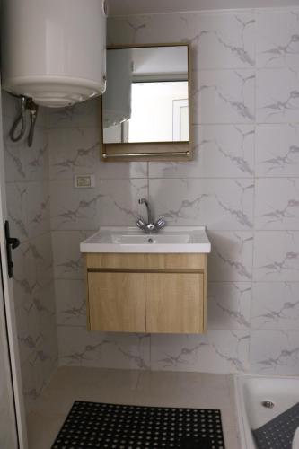 Banheiro, PetraEcho lodge Section B Home in Outro
