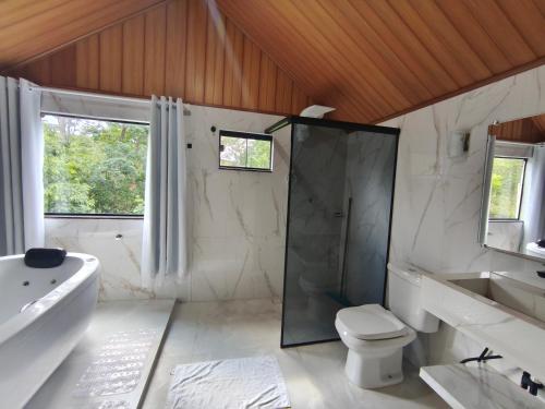 Bathroom, Bangalo Refugio EM Mata in Jardim Esmeralda