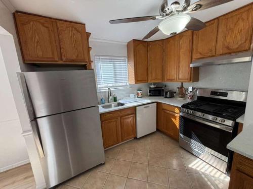 кухня, Entire Cozy Apartment Fully Renovated Modern Style in Норт-Брансуік (Нью-Джерсі)