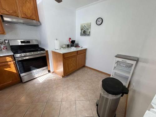 кухня, Entire Cozy Apartment Fully Renovated Modern Style in Норт-Брансуік (Нью-Джерсі)