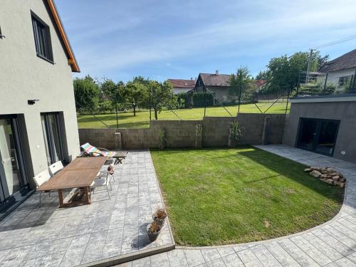 Apartmánová chata u pláže Sečské přehrady (Apartmanova chata u plaze Secske prehrady) in Klokocov