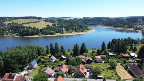 Apartmánová chata u pláže Sečské přehrady (Apartmanova chata u plaze Secske prehrady) in Klokocov