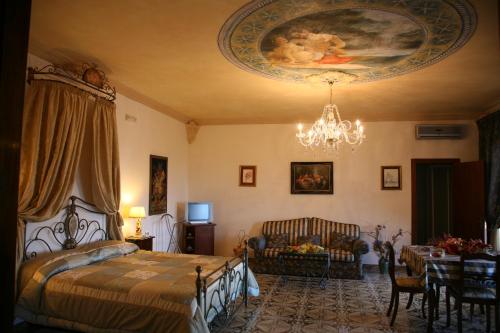 1 queen bed, 3 twin beds