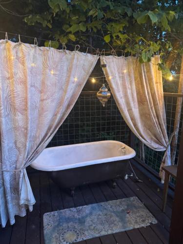 Szabadtéri fürdő, Sleepy Valley Cabin with Hot Tub & Scenic Views in Englewood (TN)