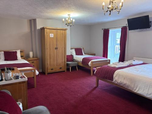 1 double bed, 2 twin beds