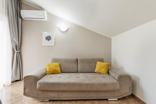 1 queen bed, 1 sofa bed