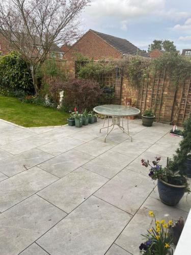 Beautiful Modern Cottage in Beaconsfield 3 bed in เบรคคอนสไฟล์