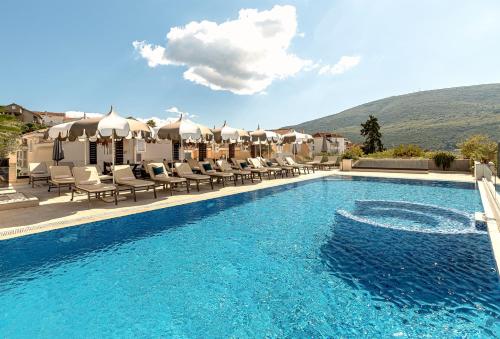 Sun Village Aparthotel in Denovici
