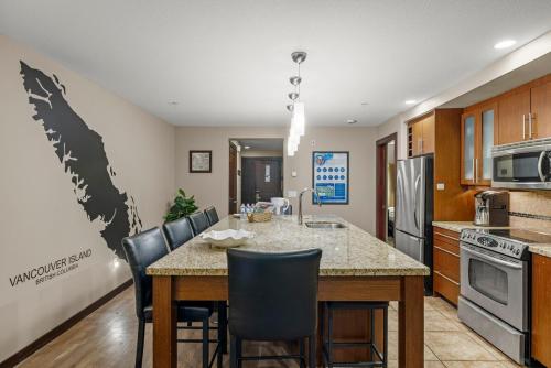 Stylish Family Condo at Beachfront Resort in Parksville, Canada