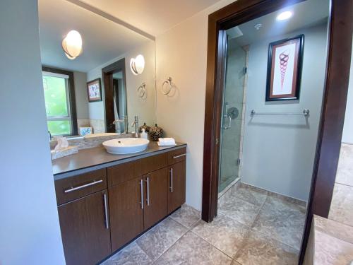 Stylish Family Condo at Beachfront Resort in Parksville, Canada