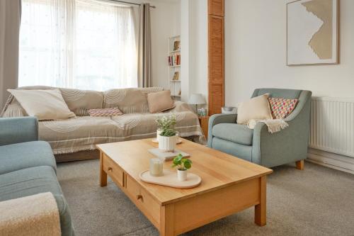 3-Bed Entire Garden Home, Walk to Beach