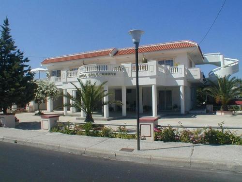COLONIAL APARTMENT 4