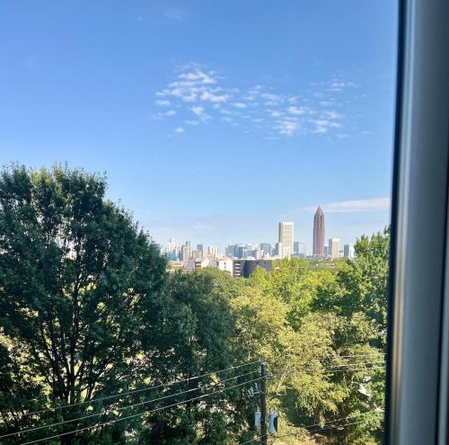 City-View Luxe Stay 7 Mins to Mercedes-Benz in English Avenue