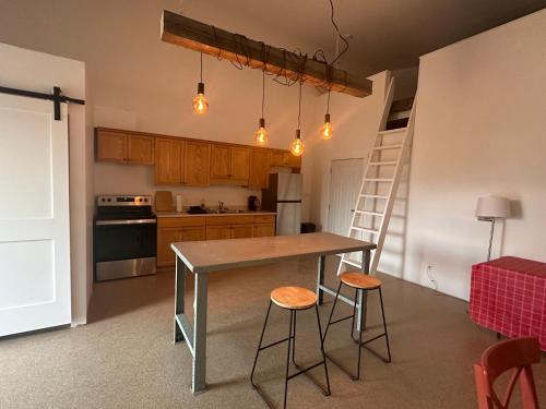 Mezzanine Loft Above the Barn – khách sạn tại Upper Laberge