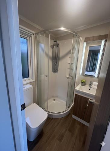 ห้องน้ำ, Hilltop Tiny Escape Stunning Harbour & City Views in อีแวนส์ พาเหรด