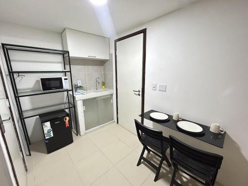 Flat funcional mobiliado com cozinha e WC privativo apt104 in เอนกรูซิลยาดา