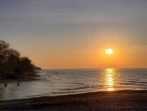 Beautiful Lake Side Neighbourhood Home in Ajax, ON in Ajax (ON)