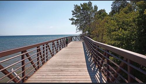 Beautiful Lake Side Neighbourhood Home in Ajax, ON in Ajax (ON)
