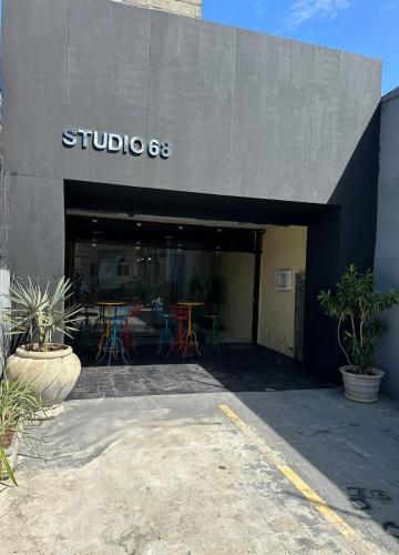 Flat funcional mobiliado com cozinha e WC privativo apt103 in เอนกรูซิลยาดา