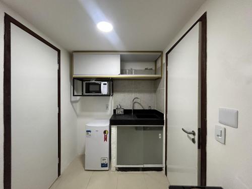 Flat funcional mobiliado com cozinha e WC privativo apt103 in เอนกรูซิลยาดา