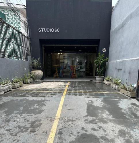 Flat funcional mobiliado com cozinha e WC privativo apt107 in เอนกรูซิลยาดา