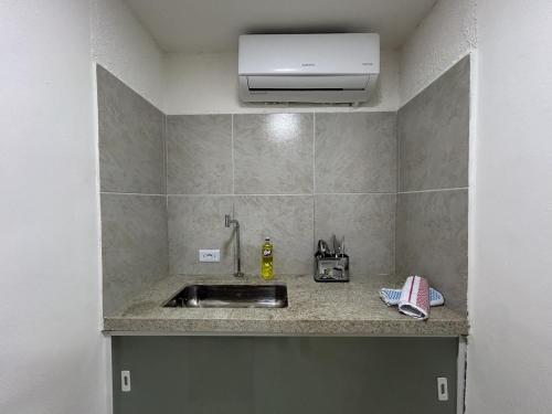Flat funcional mobiliado com cozinha e WC privativo apt107 in เอนกรูซิลยาดา