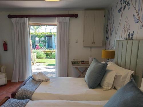 Villa ChoCoLatt Guest House and Porta Taverna Restaurant in พอร์เตอร์วิลล์