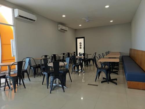Restaurant, Ketje Luxury Capsule Bandara Raden Inten II in Metro