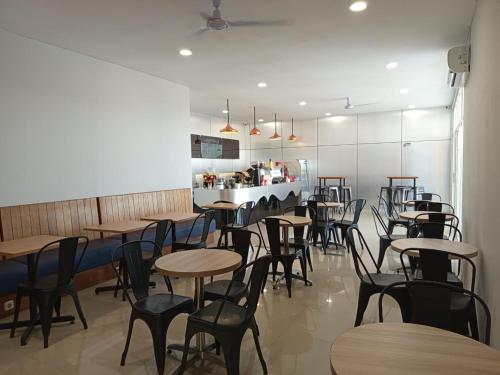 Restaurant, Ketje Luxury Capsule Bandara Raden Inten II in Metro