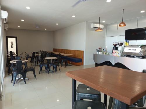 Restaurant, Ketje Luxury Capsule Bandara Raden Inten II in Metro