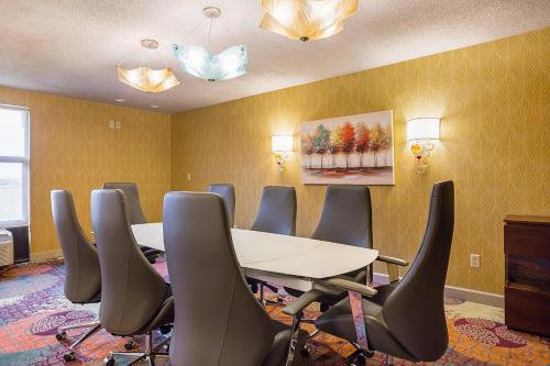 ห้องประชุม / บอลรูม, Clarion Inn & Suites Evansville Eastland Area in อีแวนสวิลล์ (IN)
