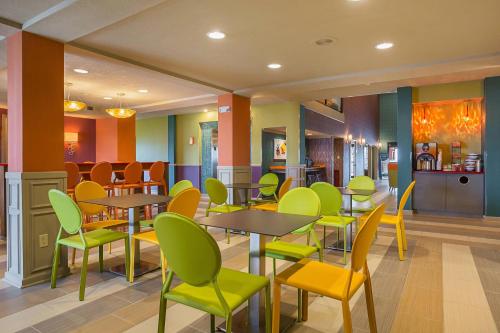 Clarion Inn & Suites - image 8