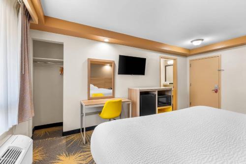 Econo Lodge Woodbridge in Iselin, USA